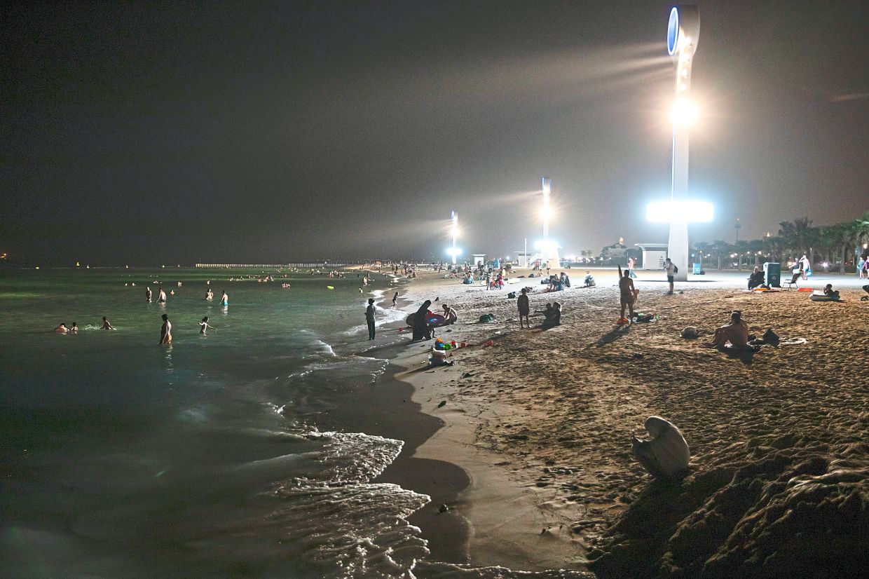 Beaches Are Available In Dubai For Night Time Swimming