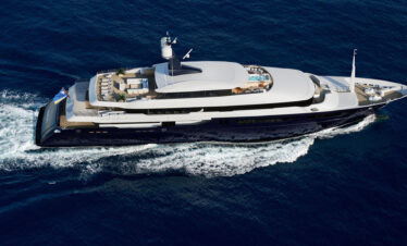Yacht Tours vs. Dhow Cruises in Dubai Comparison