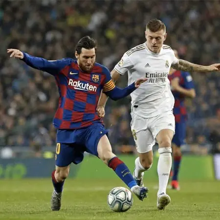 A thrilling moment from the Barcelona vs Atlético Madrid match, featuring top players from the FC Barcelona vs Atlético Madrid lineups in action on the field.