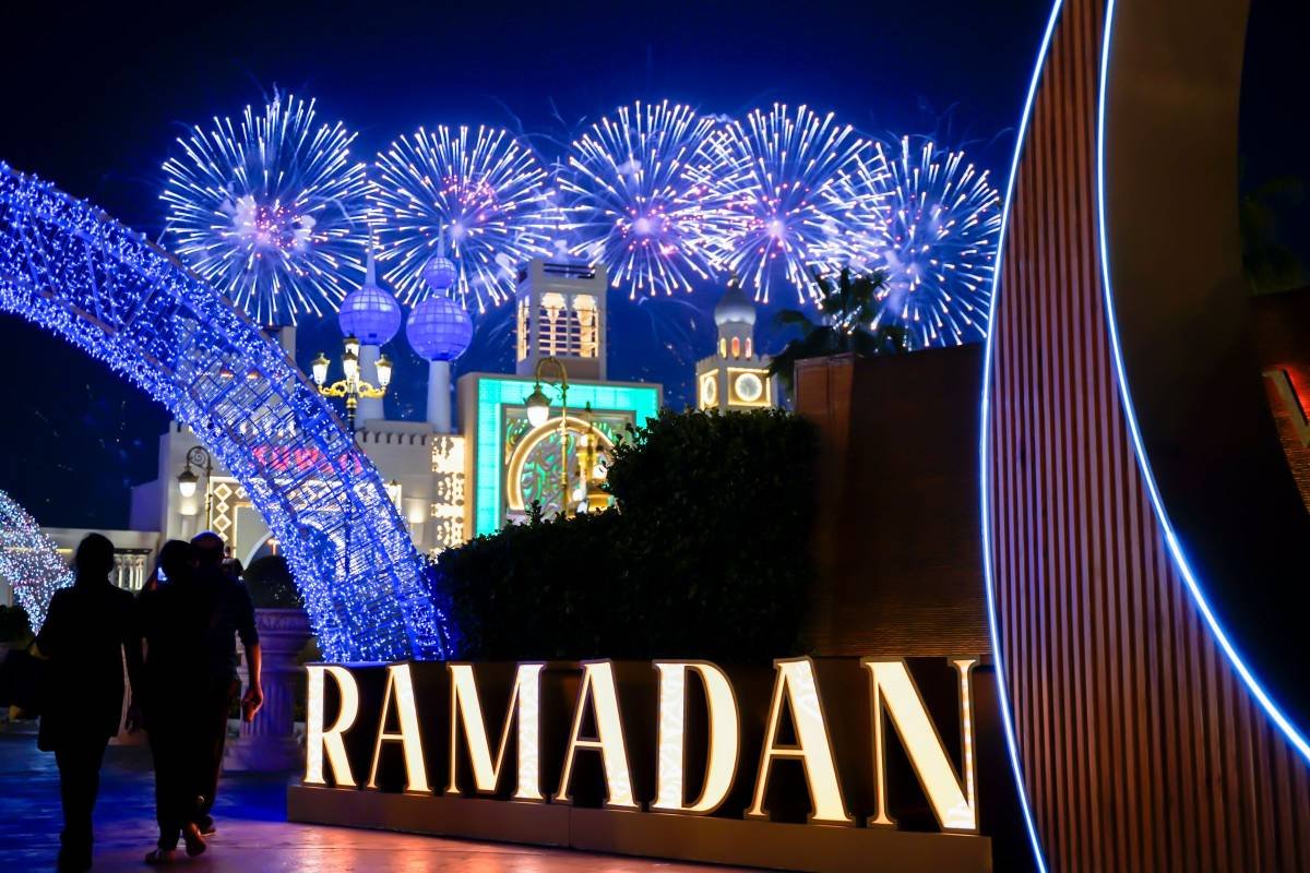 A beautifully lit Dubai skyline with crescent moons and lanterns, celebrating Ramadan Mubarak with heartfelt Ramadan Mubarak wishes for peace and blessings.