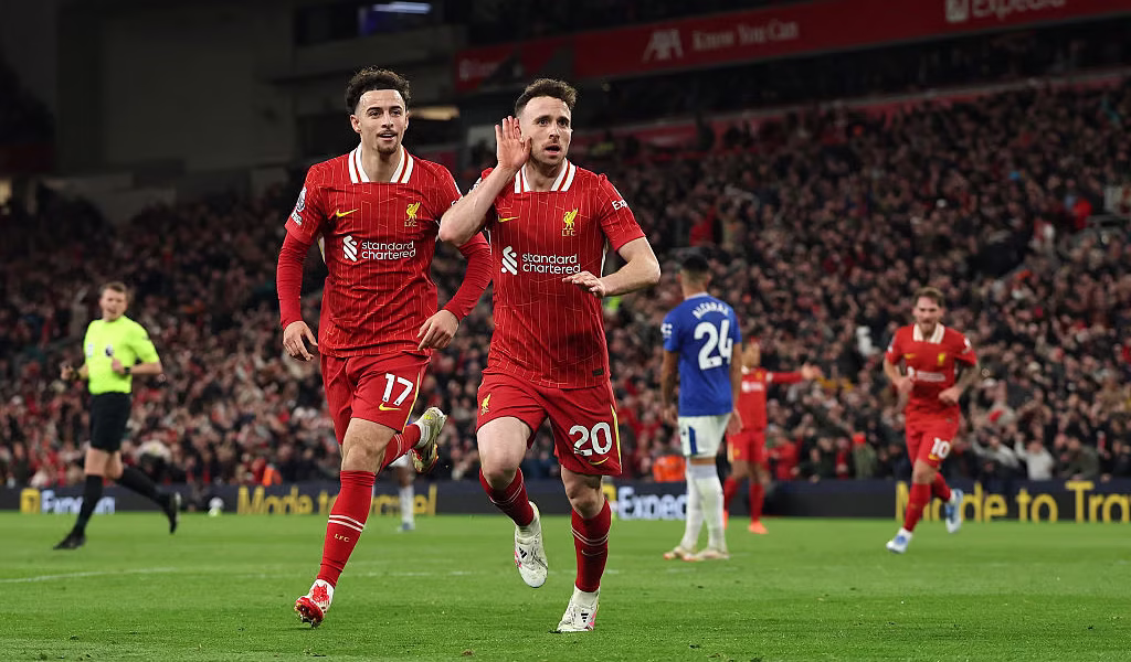 Liverpool vs Everton match action during a Premier League game featuring Liverpool FC players in high-intensity play.