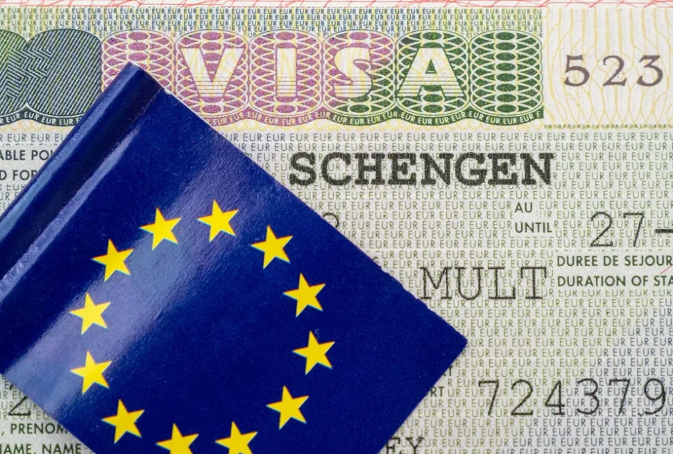 Map highlighting Schengen countries with info on Schengen visa photo requirements and the 2025 countries list.
