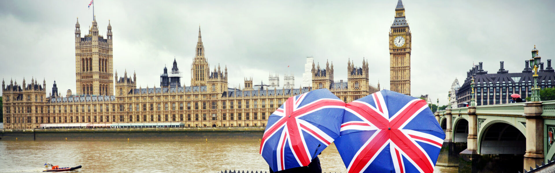 Travelers exploring London during peak tourist season – plan your trip with UK visa tips, including the best time to visit and visa processing details.