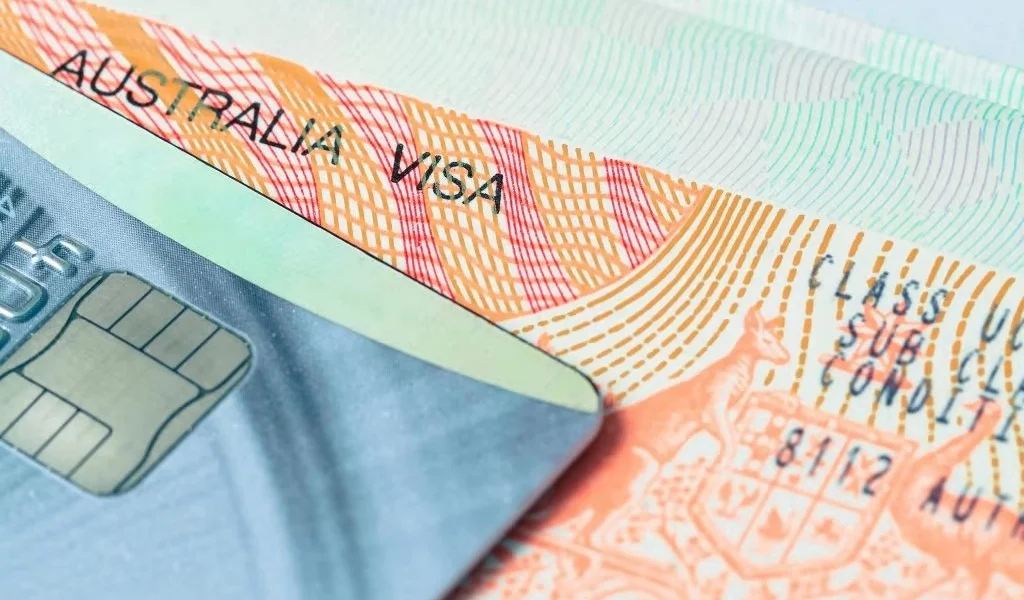 Infographic showing steps and documents for Australia tourist visa from Dubai, highlighting Australia visa process and tourist visa processing time.
