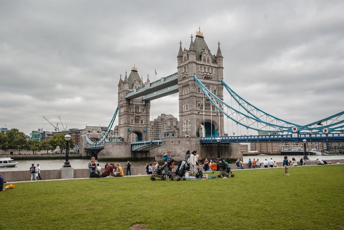 UK visa application process showing steps on how to apply for UK visa from Dubai, including details on UK visa and tourist visa processing time.