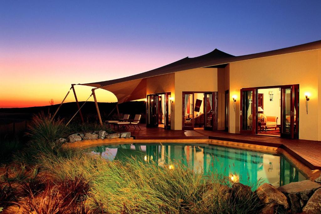 Desert Staycations in the UAE – Luxury Eco-Resort at Sunset
