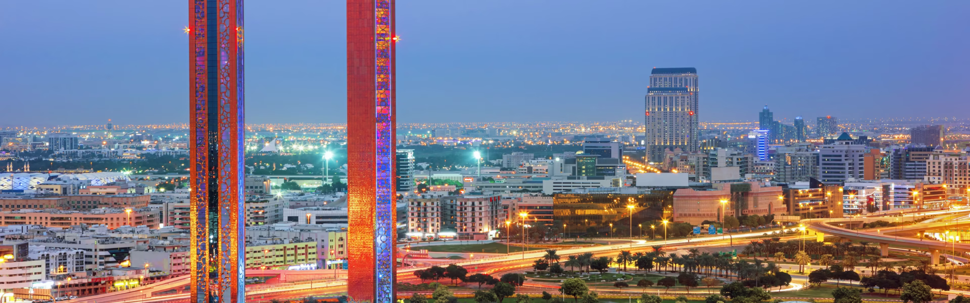 View of Dubai Frame with visitors – best place to buy Dubai Frame ticket and explore The Frame Dubai at its stunning location.