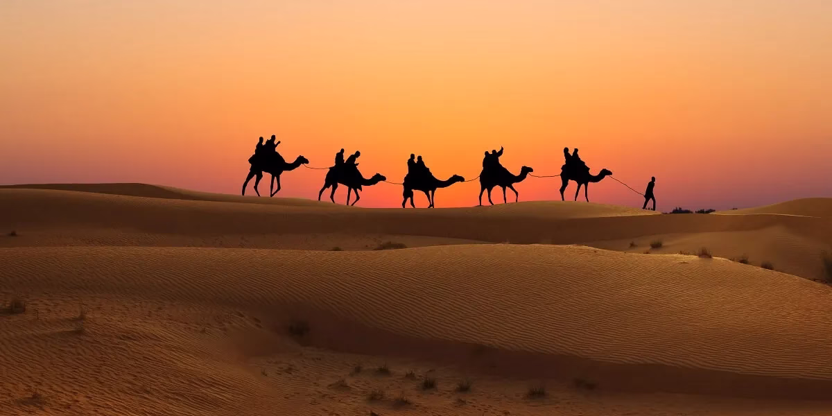 Belly dancer performing at a desert safari in Dubai during sunset – belly dance Dubai desert safari experience.