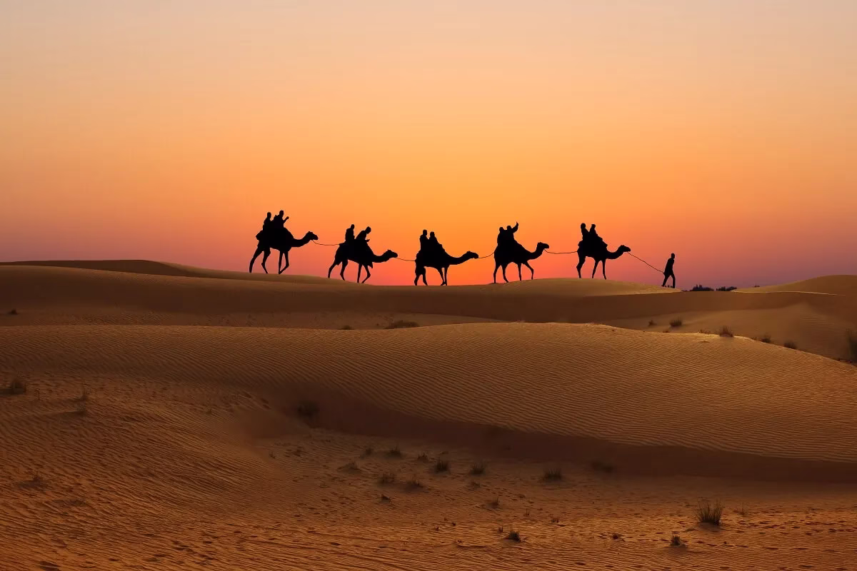Belly dancer performing at a desert safari in Dubai during sunset – belly dance Dubai desert safari experience.