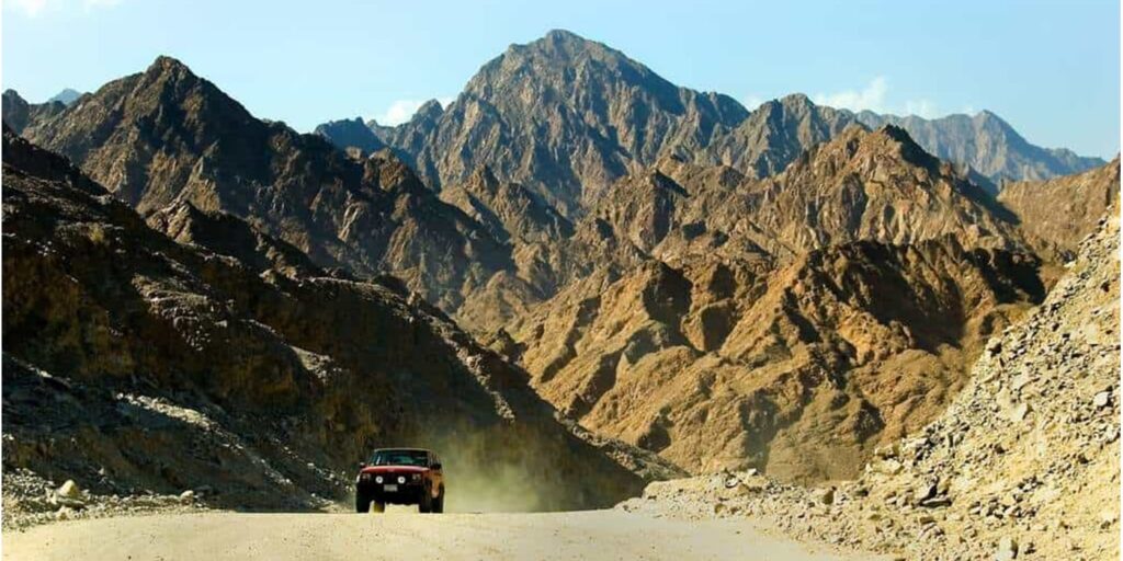 Scenic landscapes and highways showcasing the best road trips from Dubai across deserts, mountains, and coastlines.