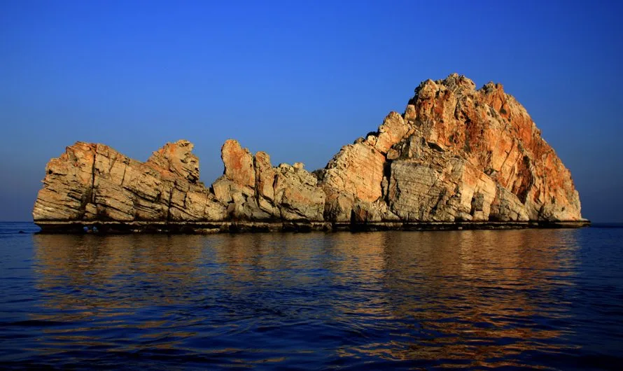 Dhow sailing through Dibba Musandam fjords under the sun – dibba musandam cruise deals