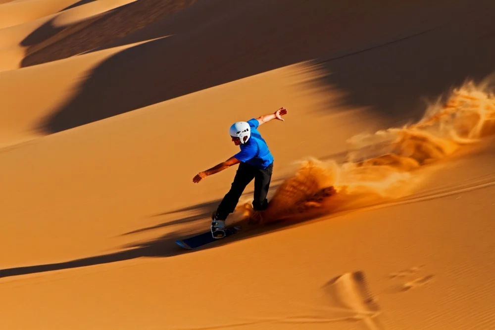 4×4 and sandboard tracks at sunset—practical desert safari guide in Dubai