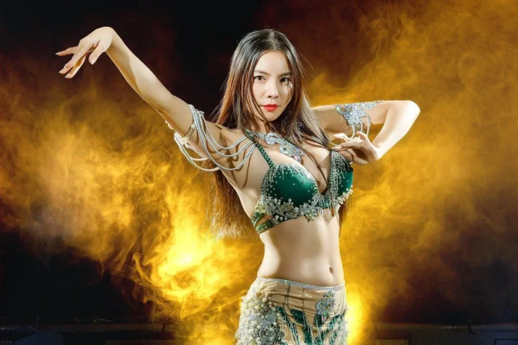 A girl is performing belly dance desert safari Dubai tour